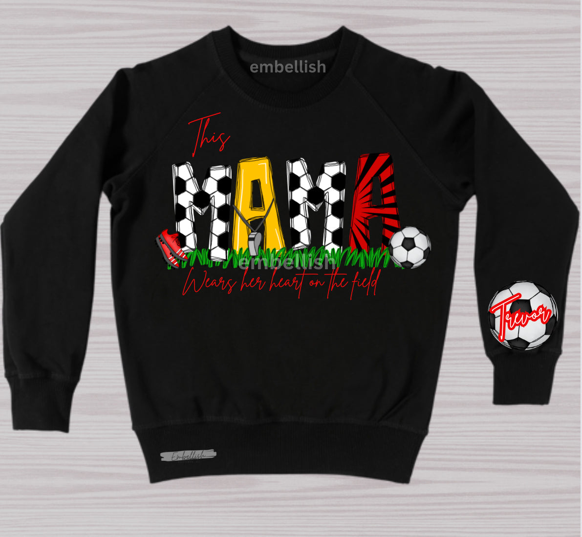 Cette maman porte son cœur sur le terrain - T-shirt personnalisé pour maman de foot