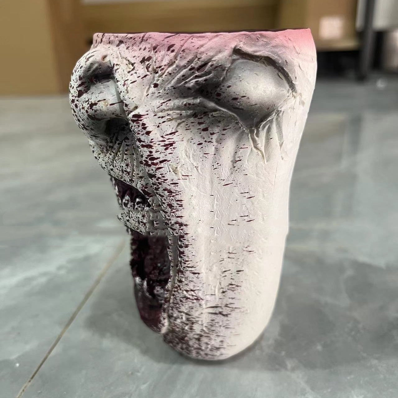 Taza hecha a mano gótica de medio rostro de vampiro