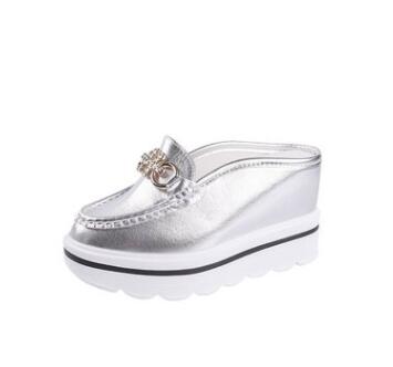 Verano nuevo producto 2021 Baotou zapatillas de tacón alto para mujer con cuña y suela gruesa, medias zapatillas tipo muffin con aumento interno, zapatos de mujer a la moda.