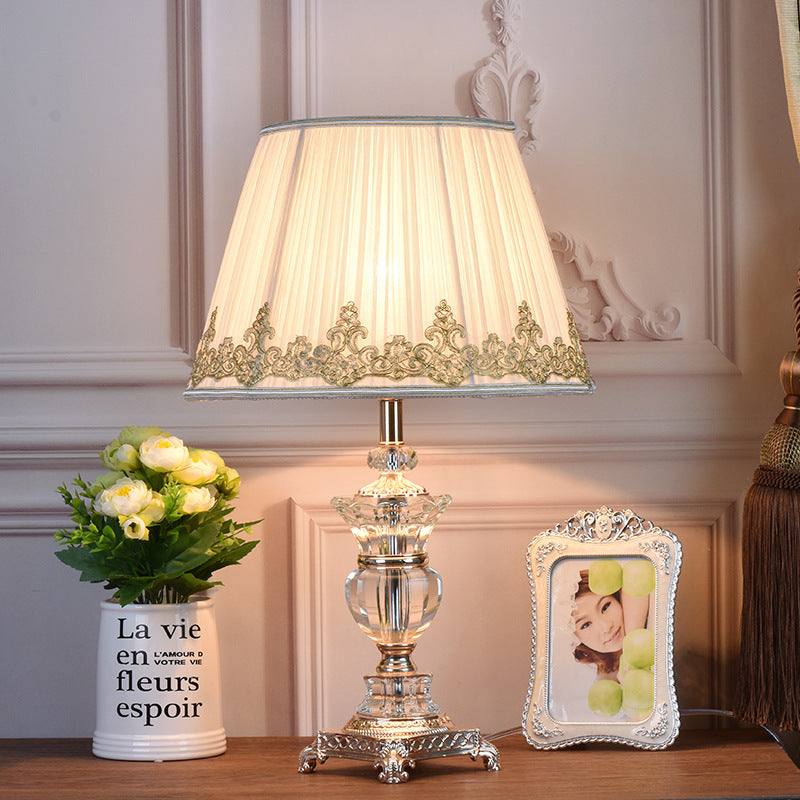Lampe de table en cristal dimmable, idéale pour la chambre à coucher ou la table de chevet.