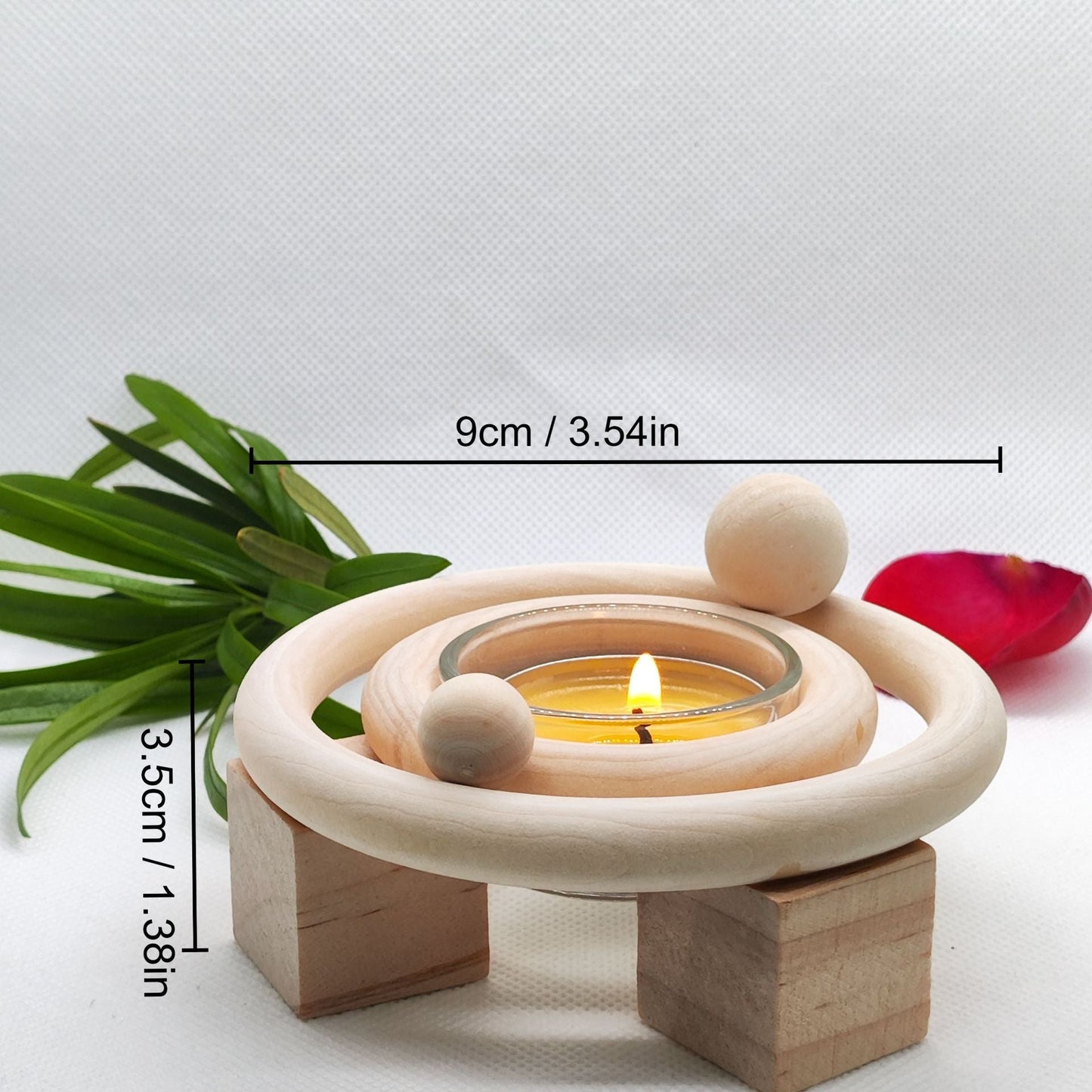 Candelabro de madera con diseño del Sistema Solar