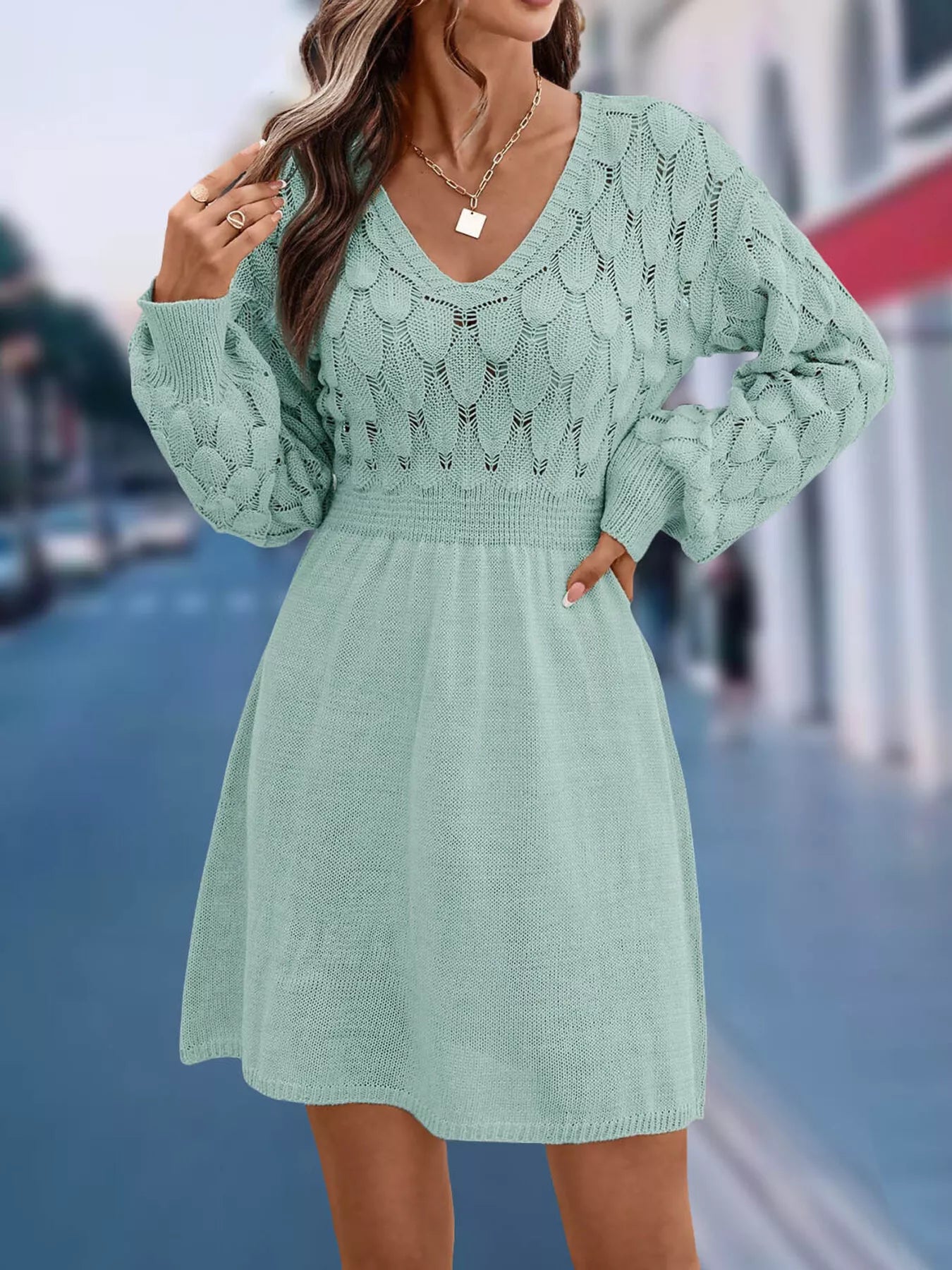 Vestido de punto de manga larga con cuello de pico