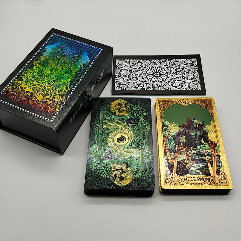 Jeu de Tarot Cthulhu Whispers Of The Old Gods Édition Luxe Feuille d'Or Cartes de Divination en PVC avec Finition Givrée dans une Belle Boîte Magnétique