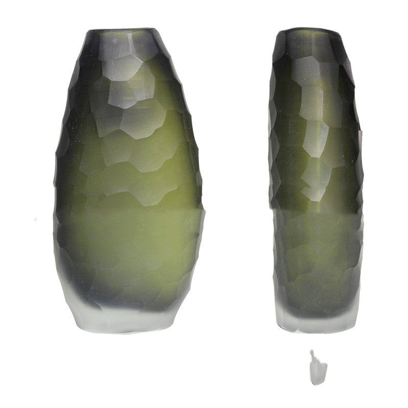 Jarrón de cristal esmerilado con talla irregular, decoración suave