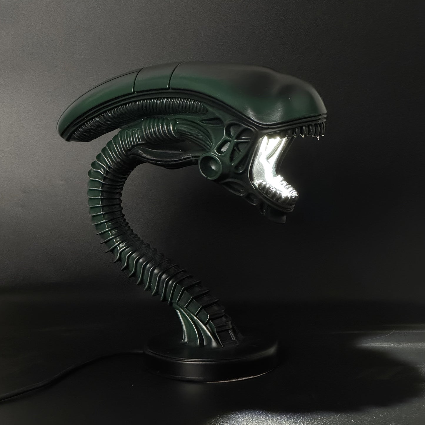 Lampe de bureau USB tête d'extraterrestre – Veilleuse de science-fiction en résine pour chambre, bureau et décoration d'Halloween