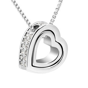 Collar corto con colgante de corazón doble de cristal