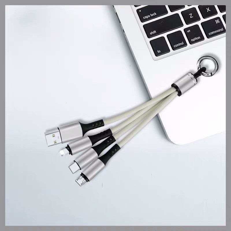 Tresser un câble de données trois en un pour Android avec trois câbles de données USB.