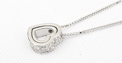 Collar corto con colgante de corazón doble de cristal