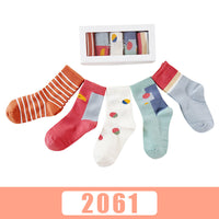Cinq paires de chaussettes respirantes pour bébé à motif de dessins animés, pour l'automne et l'hiver.
