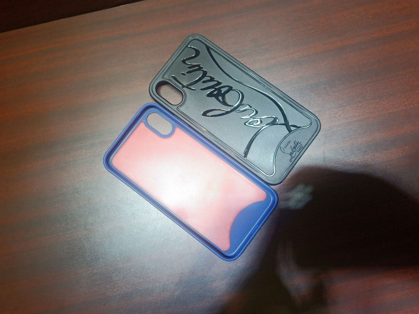 Funda de teléfono con remaches en la parte inferior roja