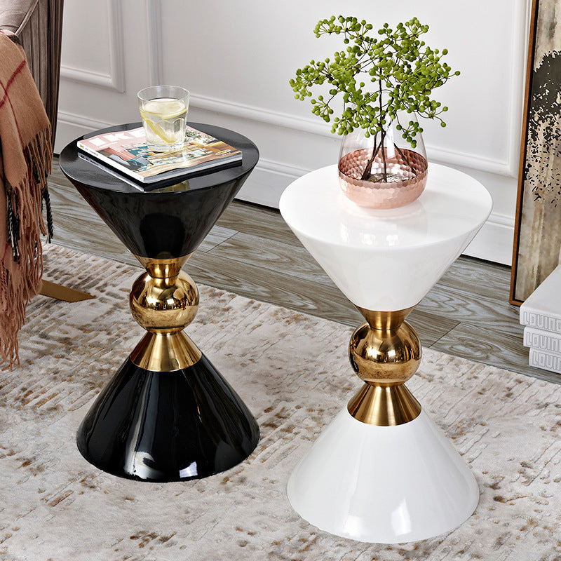 Table d'appoint style luxe léger, postmoderne, mini-table d'angle de canapé amovible, noire et blanche de style américain, en acier inoxydable de style néo-chinois.