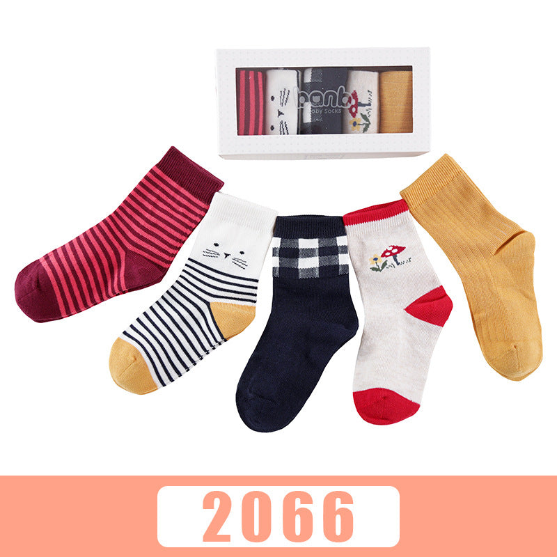 Cinq paires de chaussettes respirantes pour bébé à motif de dessins animés, pour l'automne et l'hiver.