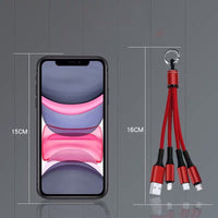 Tresser un câble de données trois en un pour Android avec trois câbles de données USB.
