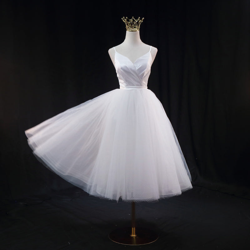 Robe de mariée légère, coupe slim et bretelles tendance, pour la photographie de voyage.
