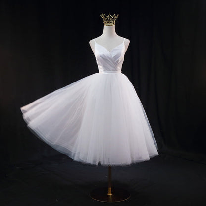 Robe de mariée légère, coupe slim et bretelles tendance, pour la photographie de voyage.