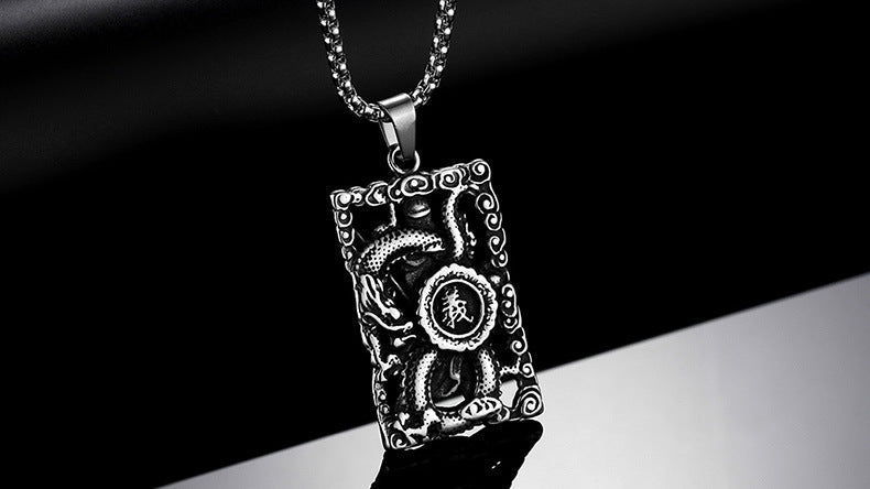 Pendentif en acier au titane ajouré motif Guan Gong