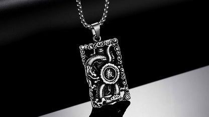 Pendentif en acier au titane ajouré motif Guan Gong