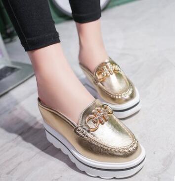 Verano nuevo producto 2021 Baotou zapatillas de tacón alto para mujer con cuña y suela gruesa, medias zapatillas tipo muffin con aumento interno, zapatos de mujer a la moda.