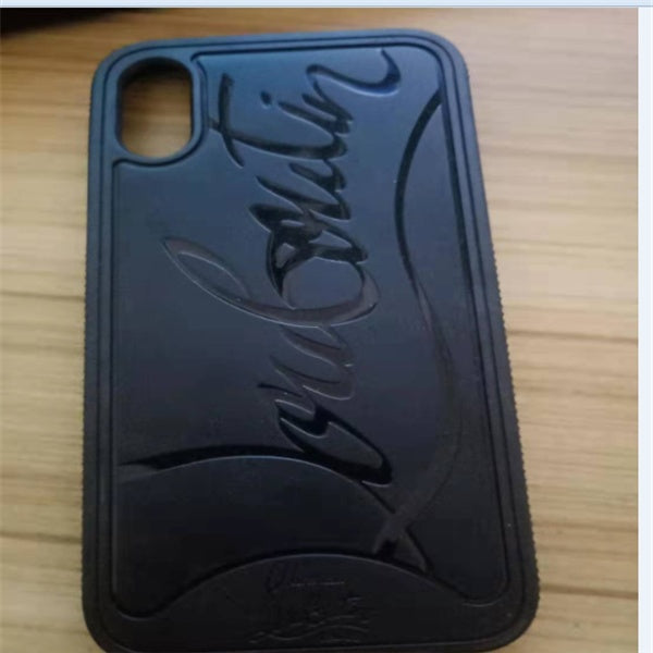 Funda de teléfono con remaches en la parte inferior roja