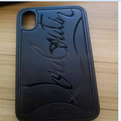 Funda de teléfono con remaches en la parte inferior roja
