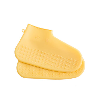 Les couvre-chaussures en silicone imperméables sont épais et durables par temps de pluie.