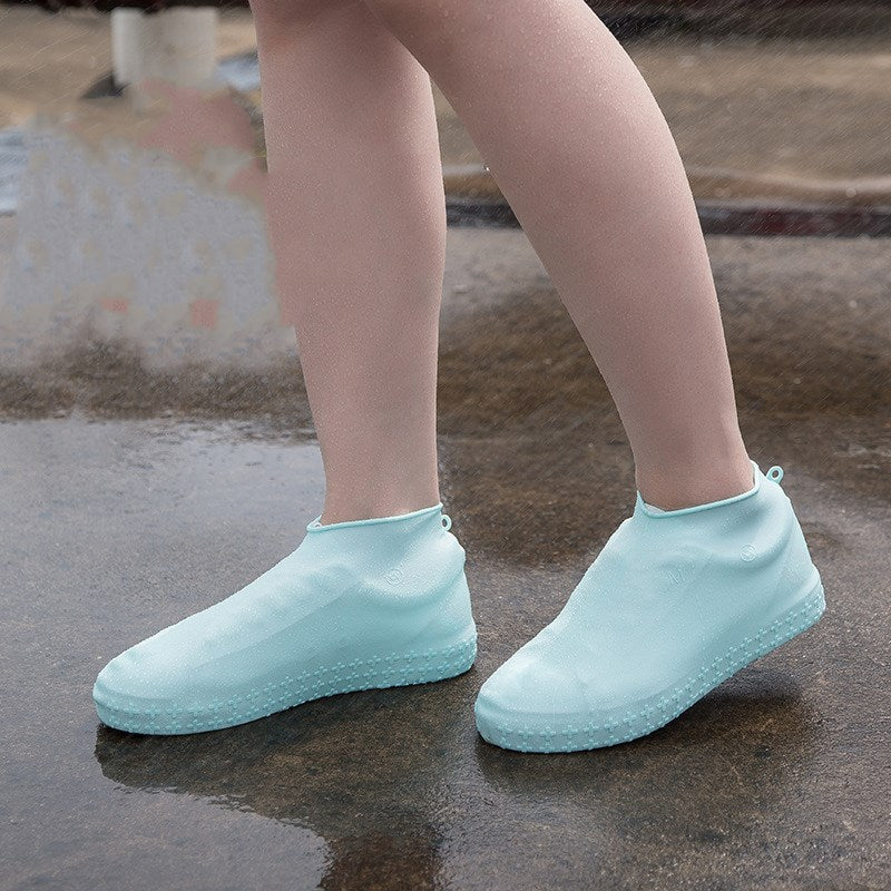 Les couvre-chaussures en silicone imperméables sont épais et durables par temps de pluie.