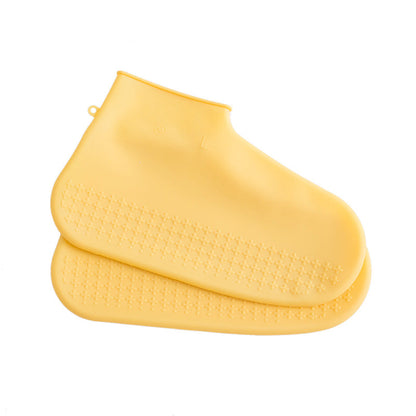 Les couvre-chaussures en silicone imperméables sont épais et durables par temps de pluie.