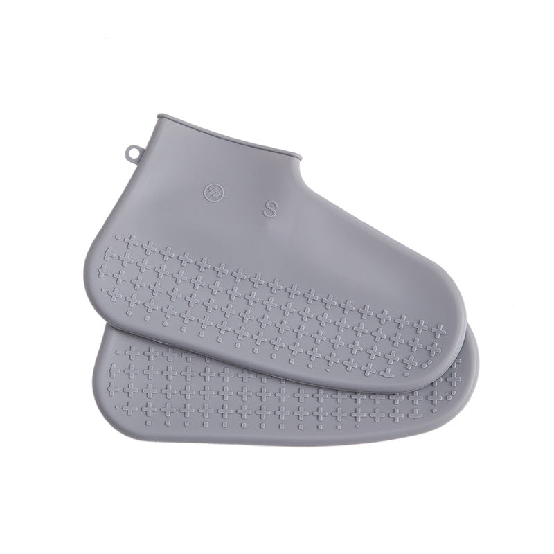 Les couvre-chaussures en silicone imperméables sont épais et durables par temps de pluie.