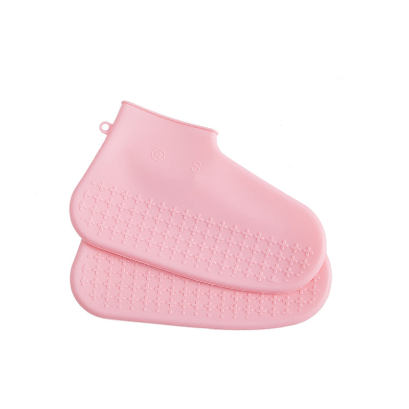 Les couvre-chaussures en silicone imperméables sont épais et durables par temps de pluie.