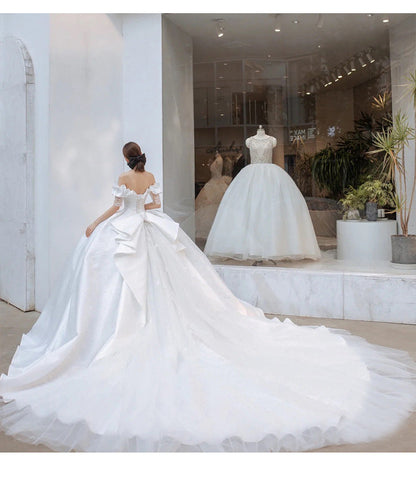 Robe de mariée principale en satin blanc, nouvelle robe de défilé de princesse, robe de mariée de tempérament, douce traîne.
