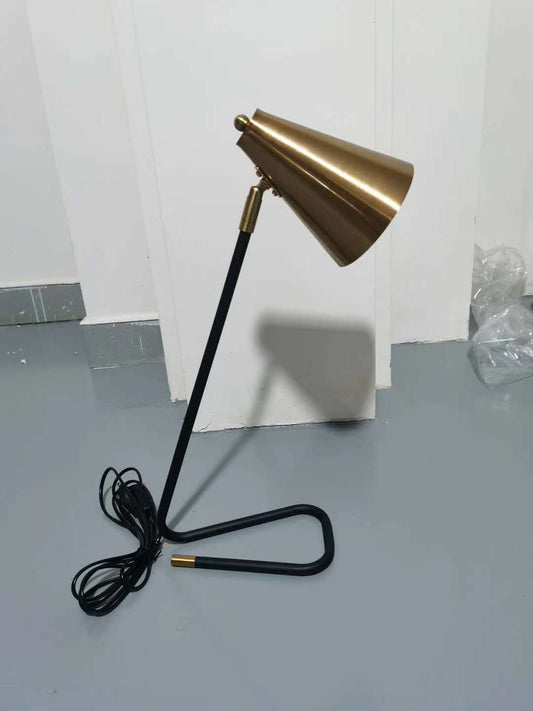Lámpara de mesa de metal con forma de cuerno de viento, diseño creativo