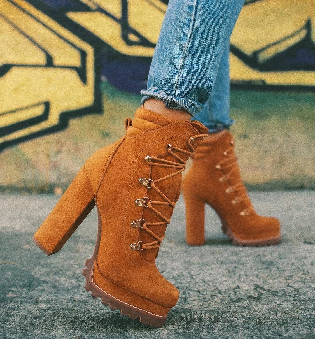 Nouveaux produits automne et hiver, bottines courtes pour femmes à talon aiguille ultra-haut de style européen et américain, avec rivets et plateforme imperméable.