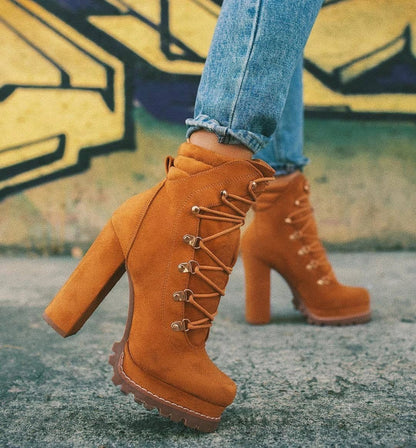 Nouveaux produits automne et hiver, bottines courtes pour femmes à talon aiguille ultra-haut de style européen et américain, avec rivets et plateforme imperméable.