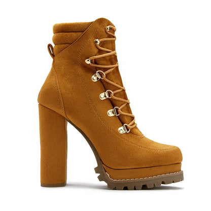 Nouveaux produits automne et hiver, bottines courtes pour femmes à talon aiguille ultra-haut de style européen et américain, avec rivets et plateforme imperméable.