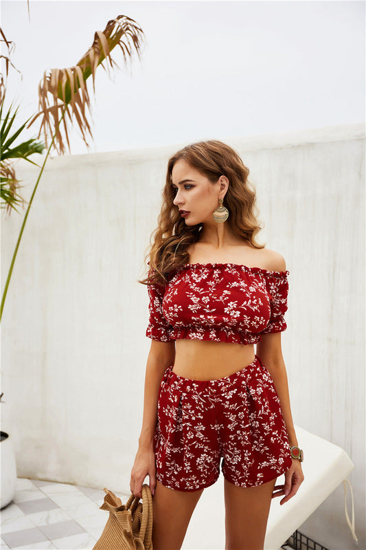 Producto Nuevo de Primavera: Conjunto de Dos Piezas con Hombros Descubiertos, Top Bandeau y Shorts Estampados, Sesión de Fotos Real