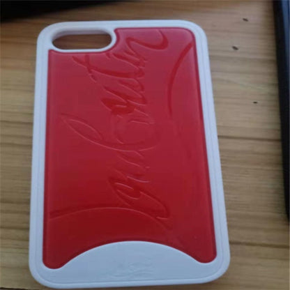 Funda de teléfono con remaches en la parte inferior roja