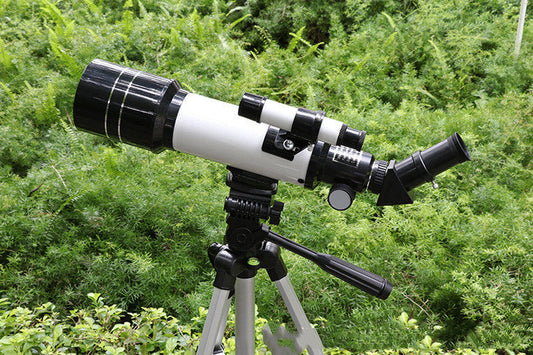 Los niños pueden tomar fotografías con un telescopio astronómico de alta definición.