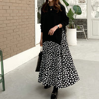 Robe longue grande taille à manches longues avec imprimé patchwork et grand ourlet.