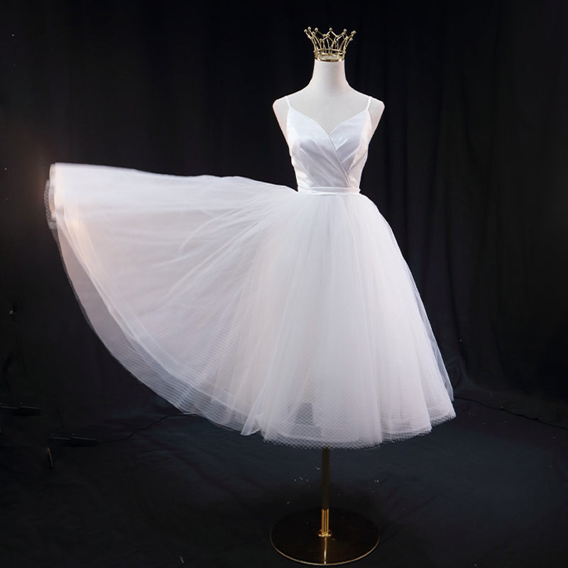 Robe de mariée légère, coupe slim et bretelles tendance, pour la photographie de voyage.