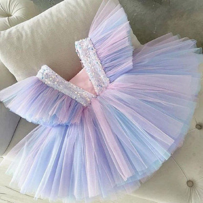 Robe de princesse à la mode pour filles avec parapluie.