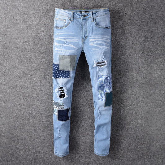 Un jean très moulant avec des trous