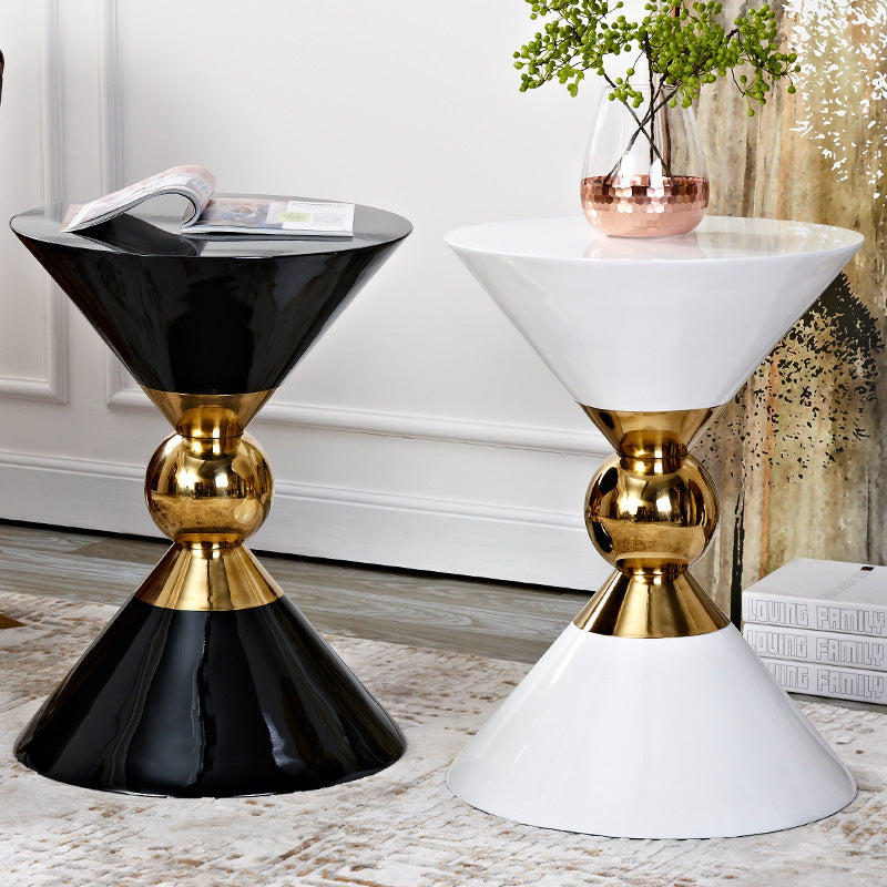 Table d'appoint style luxe léger, postmoderne, mini-table d'angle de canapé amovible, noire et blanche de style américain, en acier inoxydable de style néo-chinois.