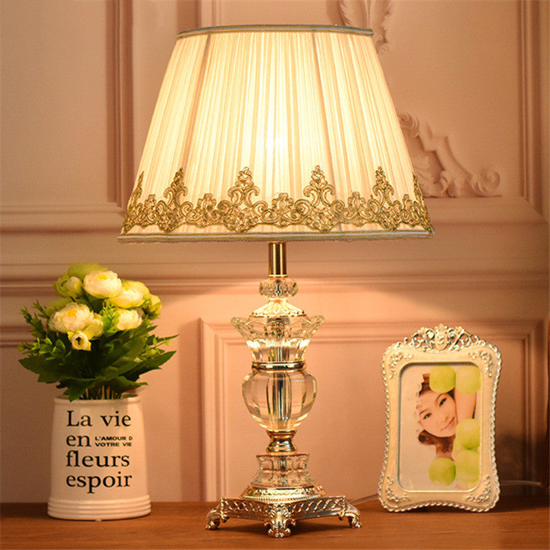 Lampe de table en cristal dimmable, idéale pour la chambre à coucher ou la table de chevet.