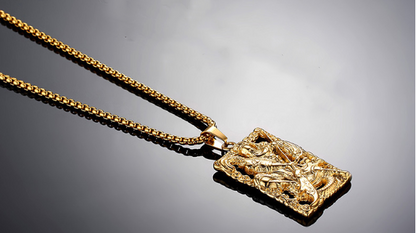 Pendentif en acier au titane ajouré motif Guan Gong