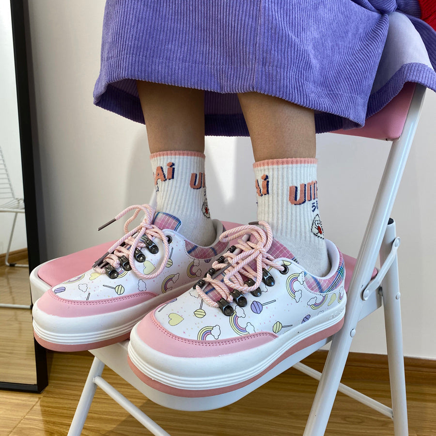 Chaussures blanches à tête ronde avec un cœur de fille à grosse tête arc-en-ciel mignonnes