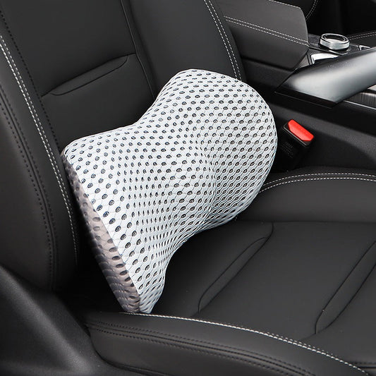 El cojín lumbar del coche cubre la cintura.