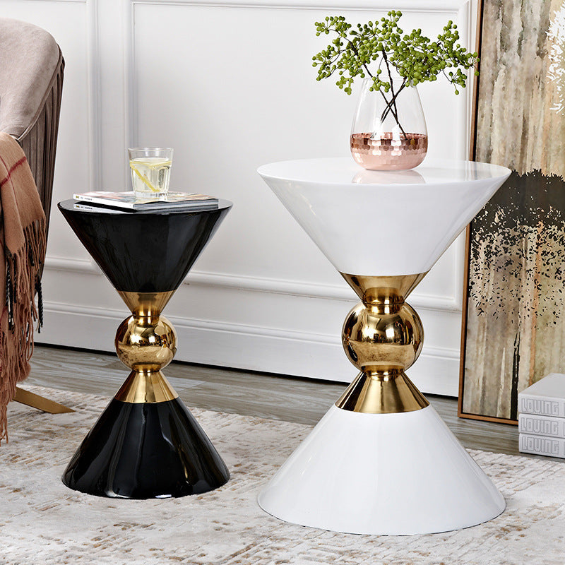 Table d'appoint style luxe léger, postmoderne, mini-table d'angle de canapé amovible, noire et blanche de style américain, en acier inoxydable de style néo-chinois.