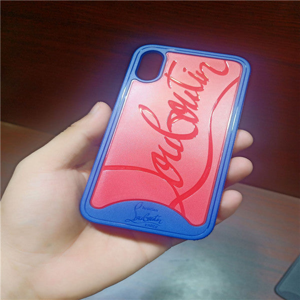Funda de teléfono con remaches en la parte inferior roja