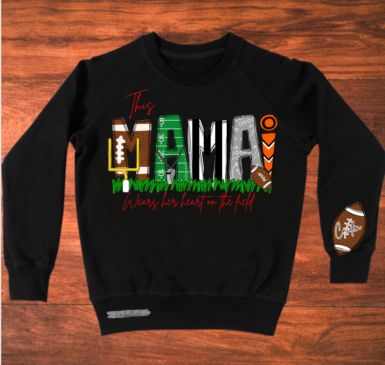 Cette maman porte son cœur sur le terrain - T-shirt personnalisé pour maman de foot