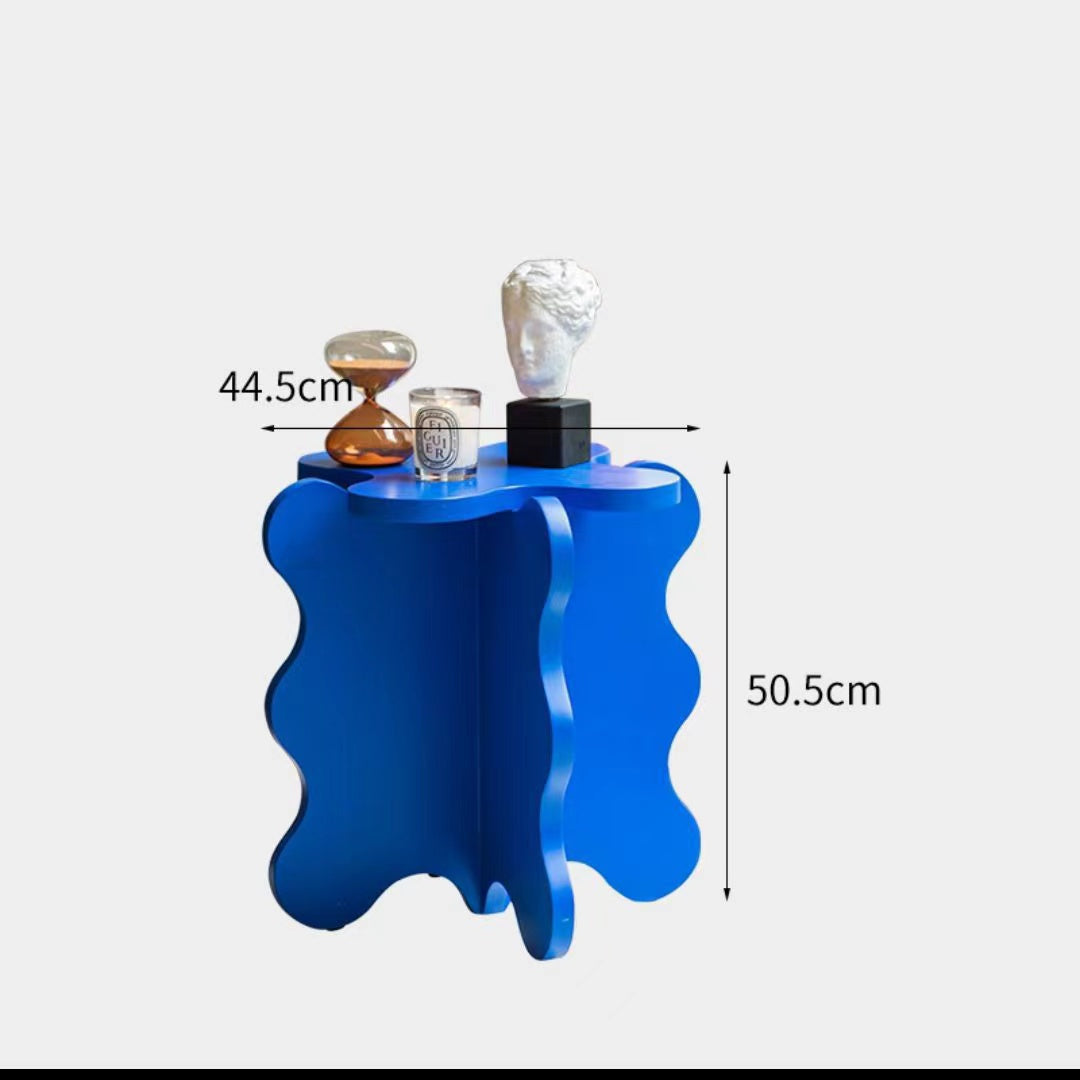 Table pétale ondulée de dessin animé de couleur crème